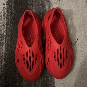 Red foam runners sz9
